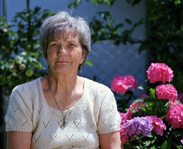 starší žena u květin