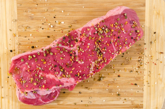 Steak posypaný kořením